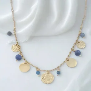 Collier femme en acier doré orné de pampilles rondes, martelées et de petites pierres ronds lbleues apis lazuli