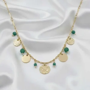 Collier femme en acier doré orné de pampilles rondes, martelées et de petites pierres ronds vertes