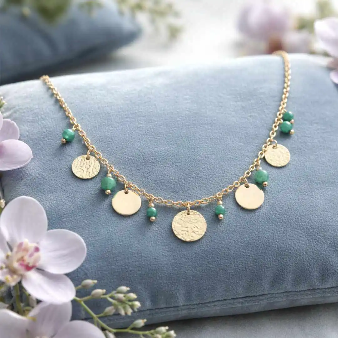 Collier femme en acier doré orné de pampilles rondes, martelées et de petites pierres ronds vertes