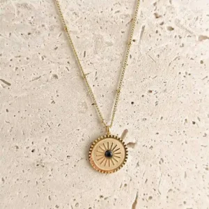 Collier en acier doré avec pendentif soleil et pierre noire au centre