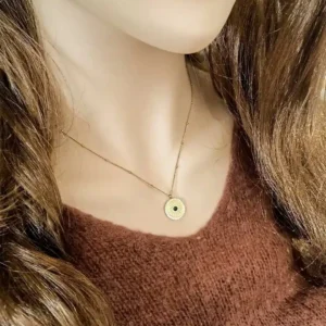 Collier en acier doré avec pendentif soleil et pierre noire au centre