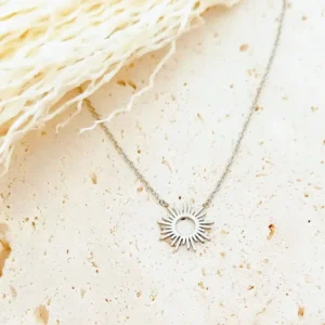 Collier argenté femme en acier inoxydable avec pendentif soleil ajouré