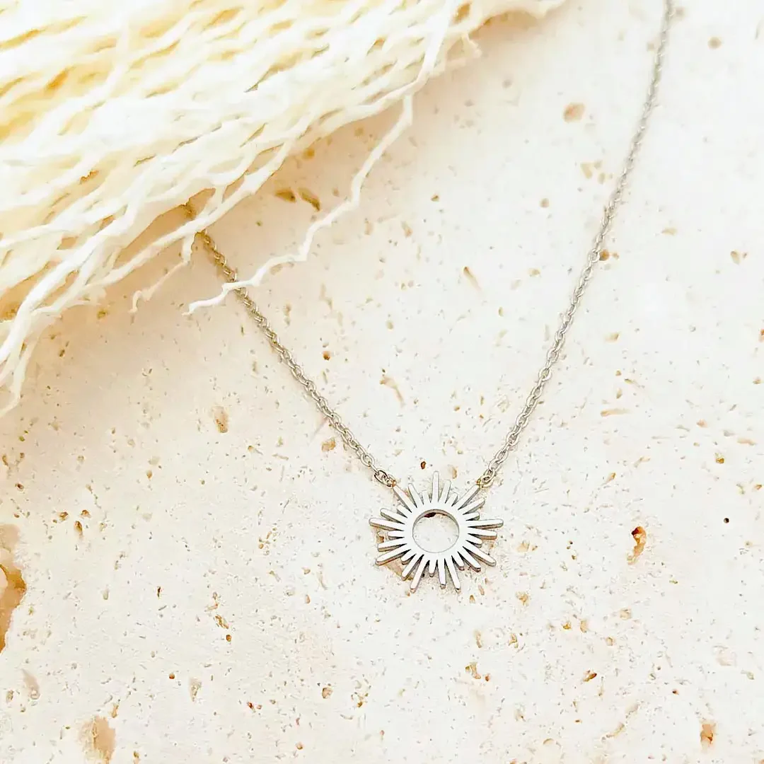 Collier argenté femme en acier inoxydable avec pendentif soleil ajouré