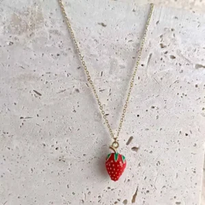 Collier acier doré avec pendentif en forme de fraise rouge émaillée