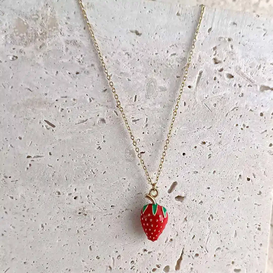 Collier acier doré avec pendentif en forme de fraise rouge émaillée