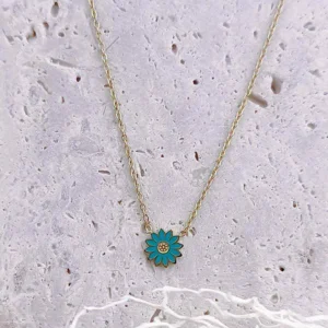 Collier pour petite fille en acier doré avec pendentif marguerite émaillée de couleur bleue