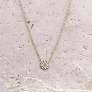 Collier pour petite fille en acier doré avec pendentif marguerite émaillée de couleur blanche