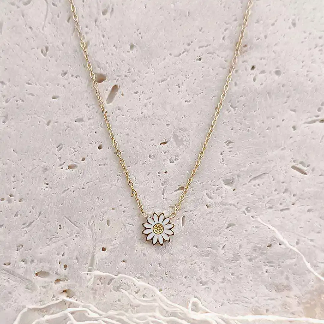 Collier pour petite fille en acier doré avec pendentif marguerite émaillée de couleur blanche