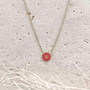 Collier pour petite fille en acier doré avec pendentif marguerite émaillée de couleur fushia