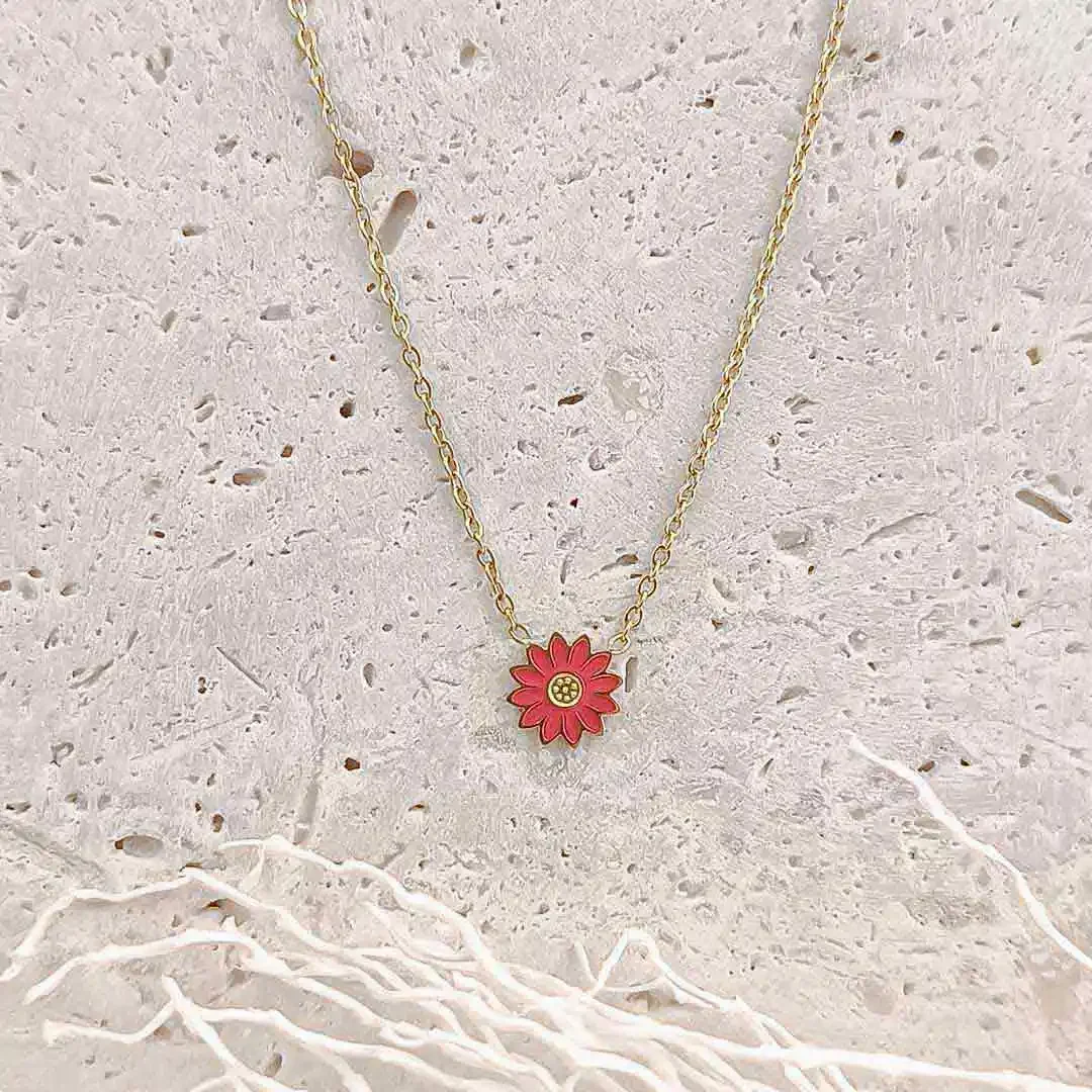 Collier pour petite fille en acier doré avec pendentif marguerite émaillée de couleur fushia