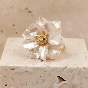 Bague ajustable fleur en résine couleur blanc et anneau acier inoxydableavec strass central