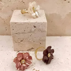 Bague ajustable fleur en résine et acier inoxydable, disponible en blanc, rose et marron avec strass central