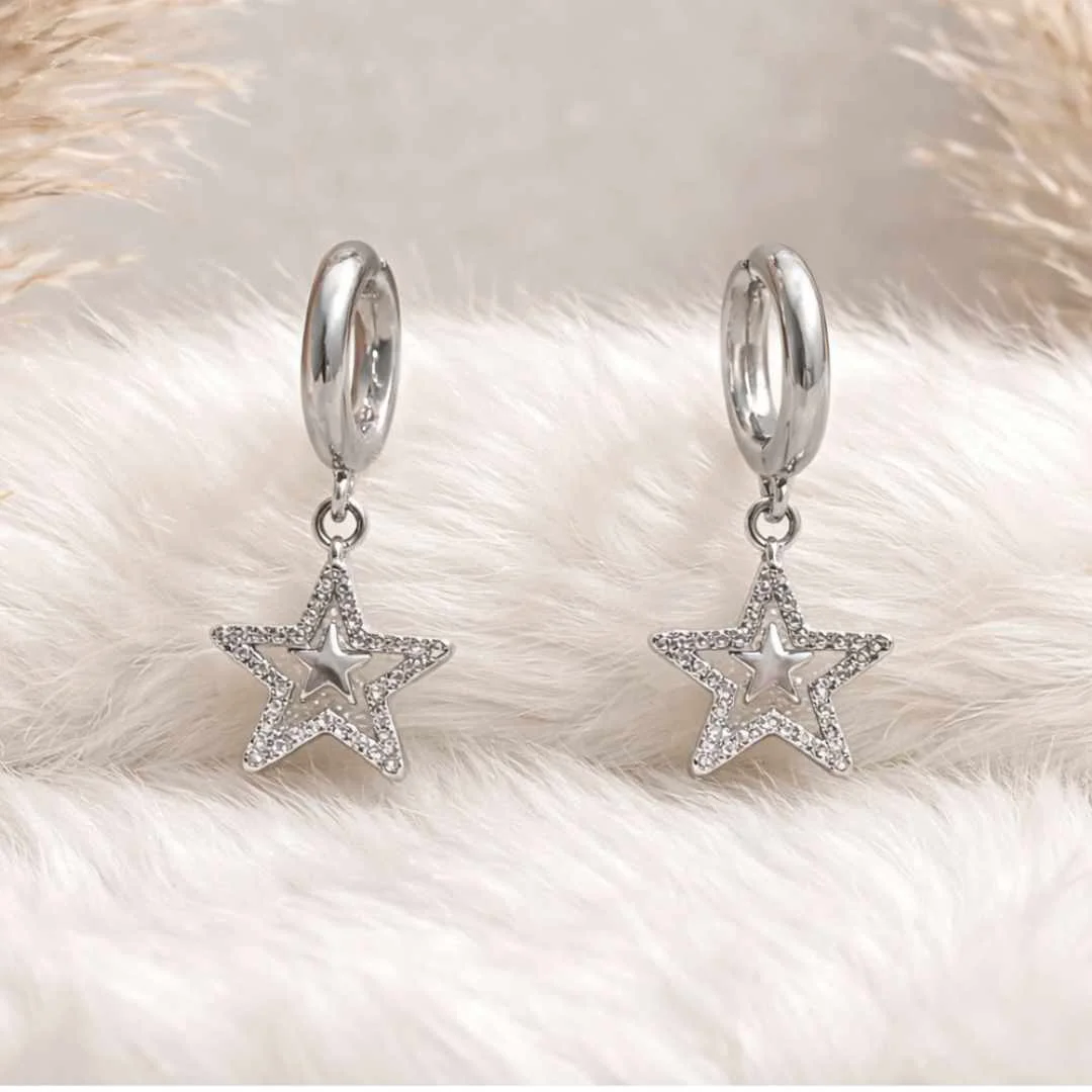 Boucles d’oreilles en acier inoxydable avec pendentifs étoile pailletée.