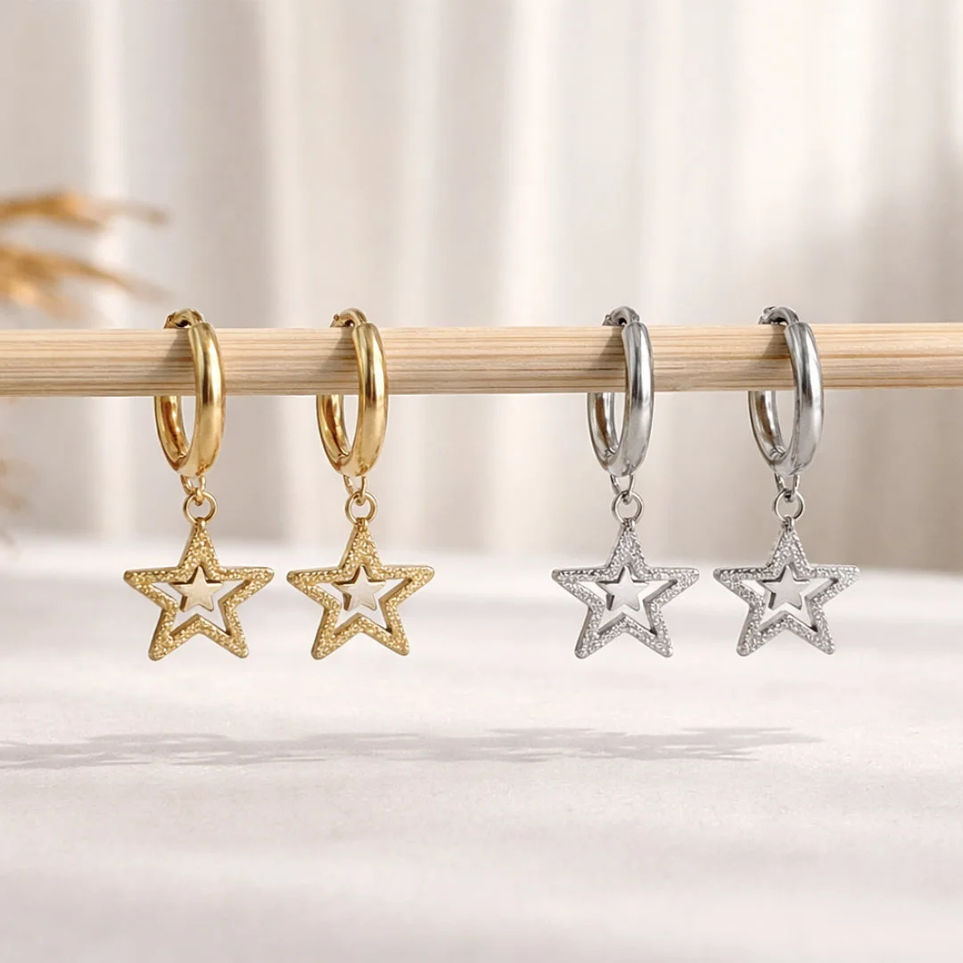 Boucles d’oreilles en acier inoxydable avec pendentifs étoile pailletée, disponibles en version dorée et argentée.