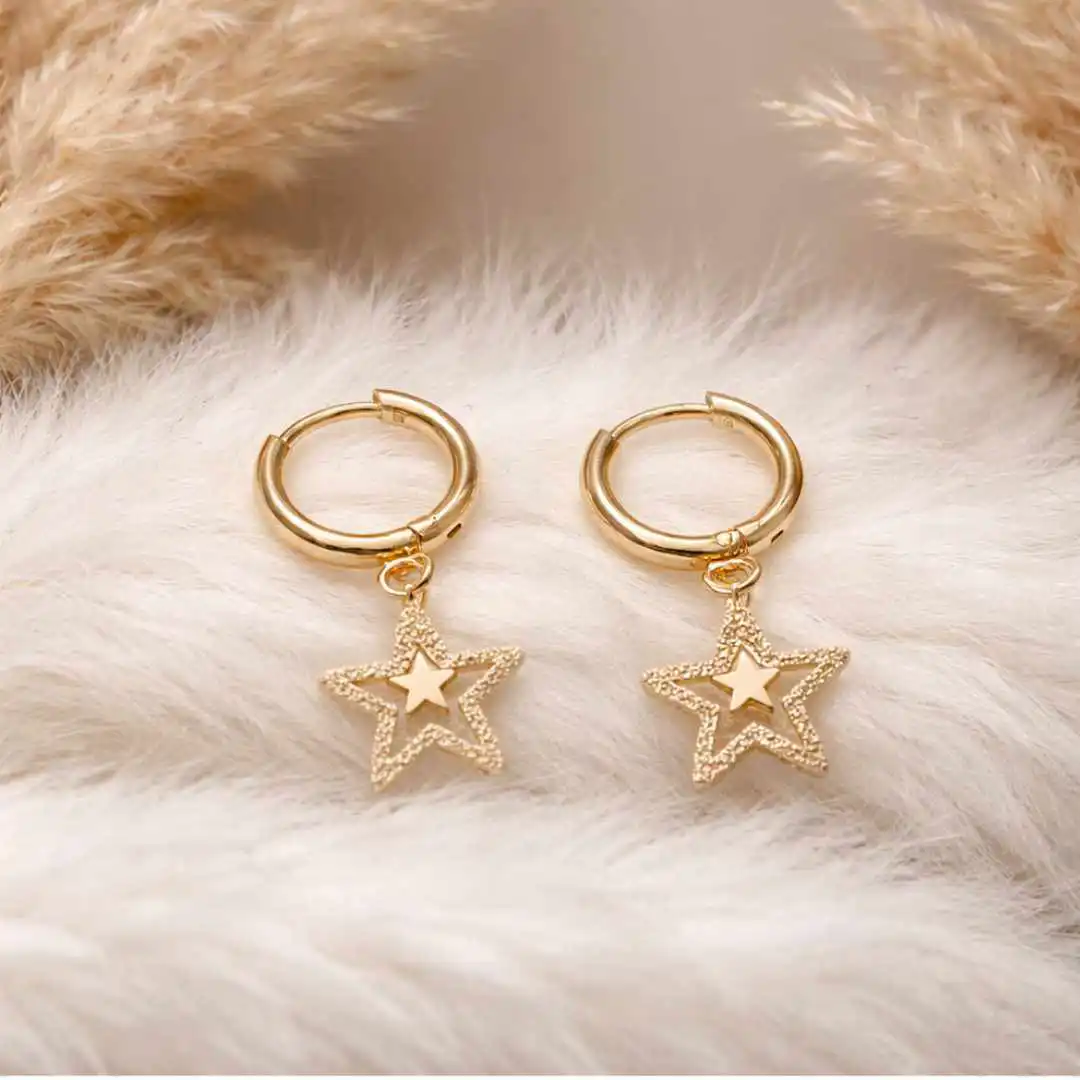 Boucles d’oreilles mini-créoles en acier inoxydable doré avec pendentifs étoile pailletée,