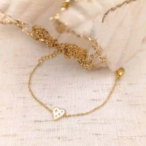 Bracelet enfant petite fille en acier doré avec pendentif cœur coloré blanc émaillé