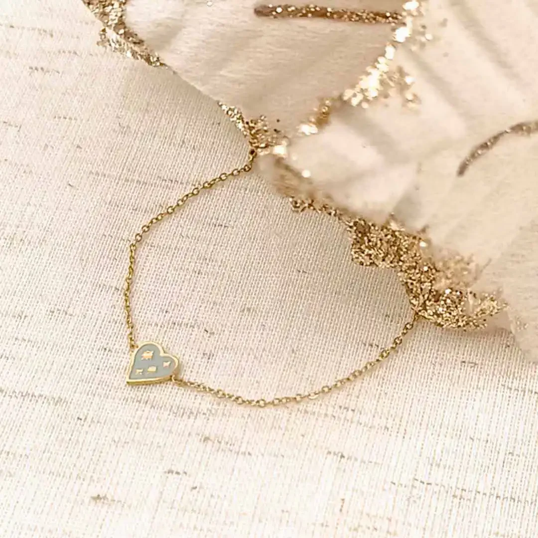 Bracelet enfant petite fille en acier doré avec pendentif cœur coloré bleu cyan émaillé