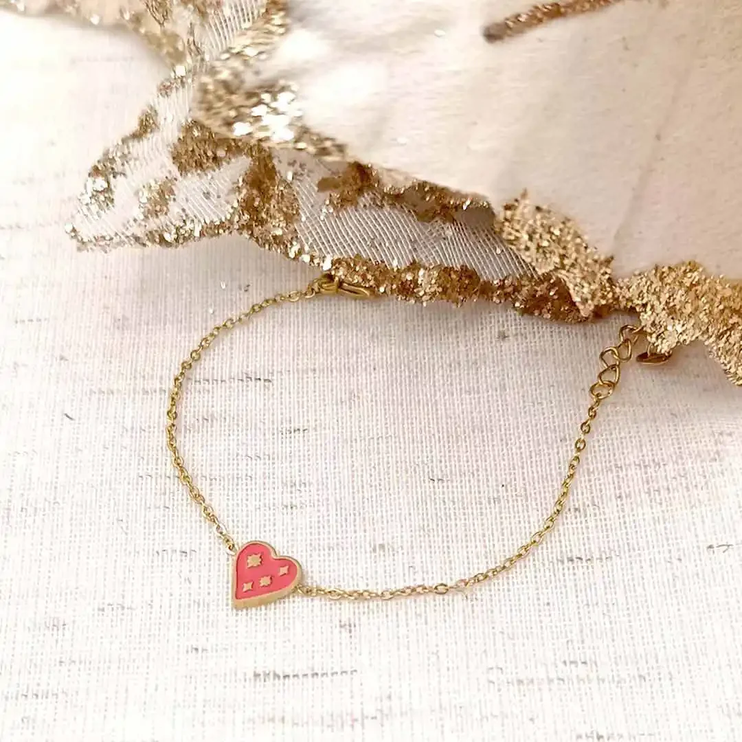 Bracelet enfant petite fille en acier doré avec pendentif cœur coloré fushia émaillé