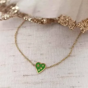 Bracelet enfant petite fille en acier doré avec pendentifs cœur coloré vert émaillé