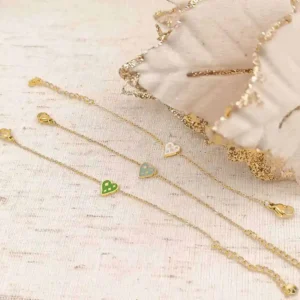 Bracelets enfant petite fille en acier doré avec pendentifs cœur colorés émaillés