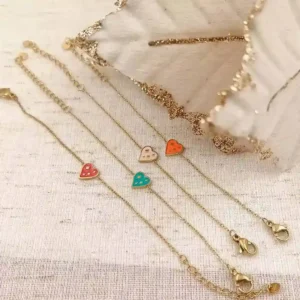 Bracelets enfant petite fille en acier doré avec pendentifs cœur colorés émaillés