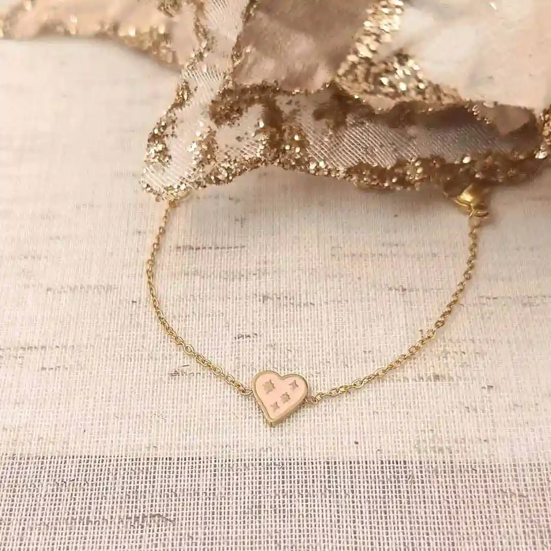 Bracelet enfant petite fille en acier doré avec pendentif cœur coloré rose émaillé