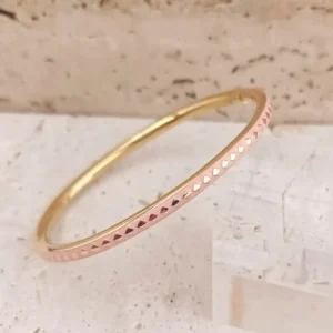 Bracelet jonc fin en acier doré avec émail rose et petits motifs géométriques gravés