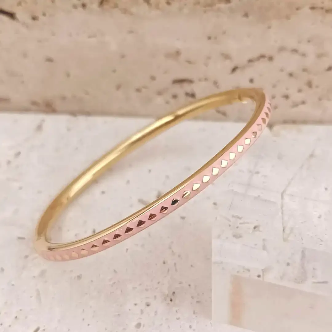 Bracelet jonc fin en acier doré avec émail rose et petits motifs géométriques gravés
