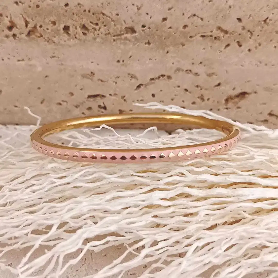 Bracelet jonc fin en acier doré avec émail rose et petits motifs géométriques gravés