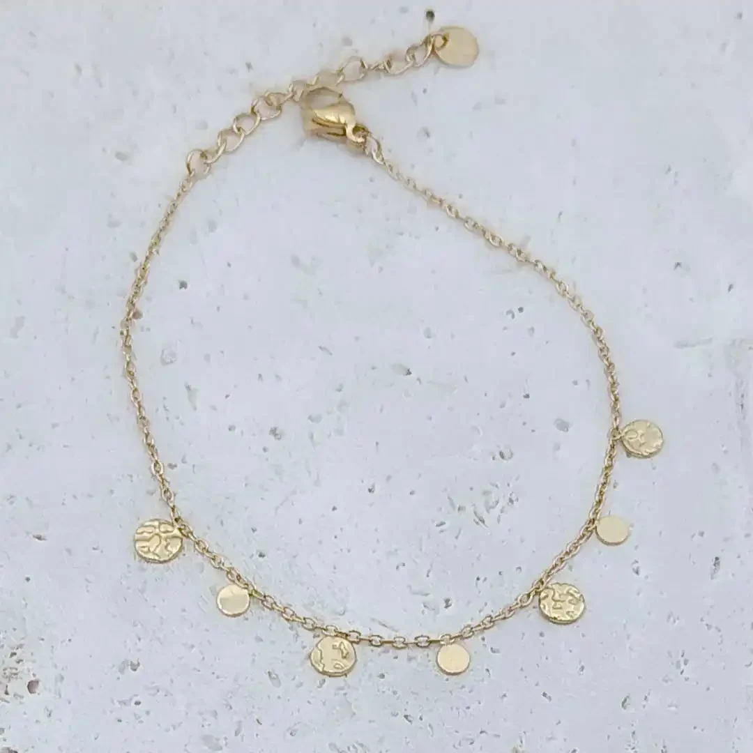 bracelet en acier doré délicat orné de pastilles martelées, bijou minimaliste pour femme