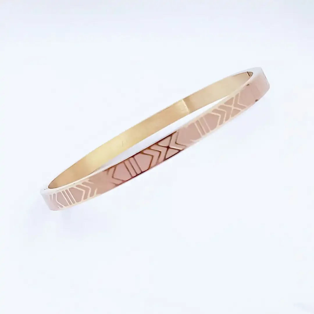 Bracelet jonc fermé en acier doré et émaillé de couleur rose bonbon