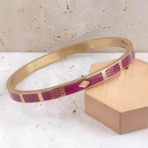 bracelet doré en émail coloré fushia pour femme, style chic et raffiné