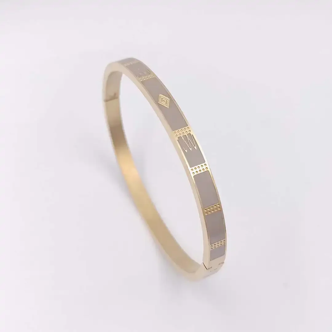 Bracelet jonc en acier doré et émaillé marron clair tpn beige avec gravure doré