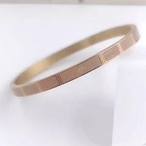 bracelet jonc doré en émail coloré rose pour femme, style chic et raffiné