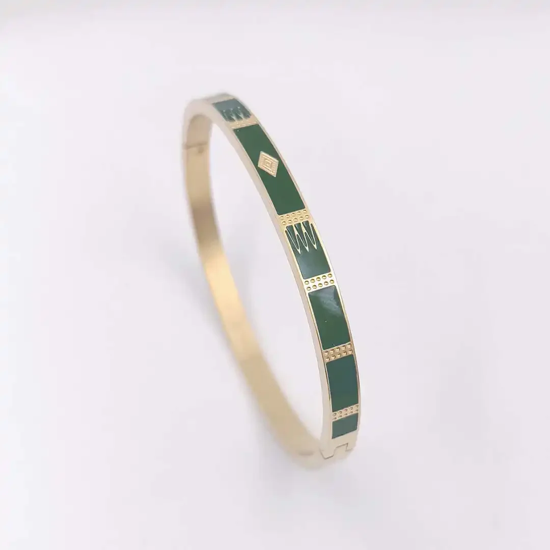 bracelet jonc acier doré en émail coloré vert pour femme, style chic et raffiné, gravure doré