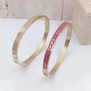 Brracelets joncs acier émaillé rose bonbon ou fushia . Joncs fermés et ovales