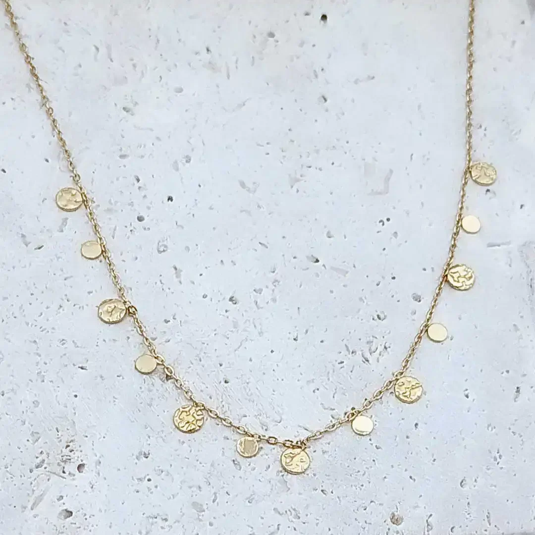 Collier en acier doré délicat orné de pastilles martelées, bijou minimaliste pour femme