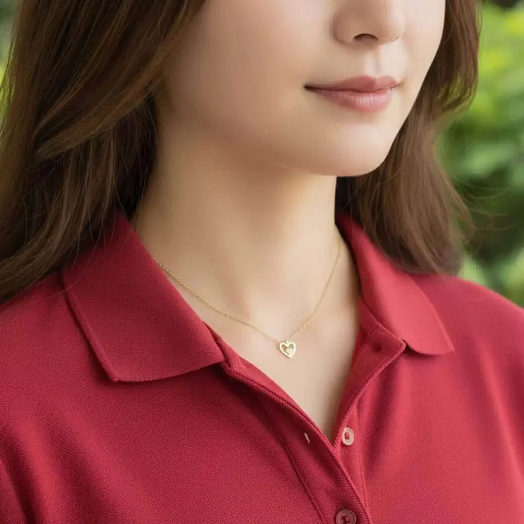 Collier en acier inoxydable doré avec pendentif cœur ajouré et petit cœur central pailletté