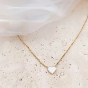Collier pour petite fille en acier doré avec pendentif coeur émaillé de couleur blanche