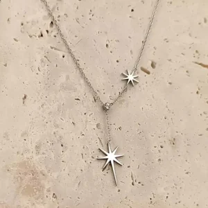Collier en acier avec pendentif étoile polaire à huit branches, bijou minimaliste et élégant pour femme.