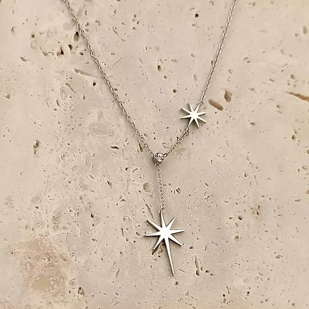 Collier en acier avec pendentif étoile polaire à huit branches, bijou minimaliste et élégant pour femme.