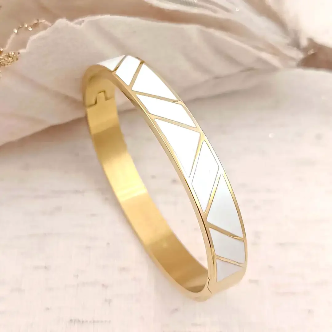 Bracelet jonc rigide en acier doré avec motifs géométriques triangles gravés dorés