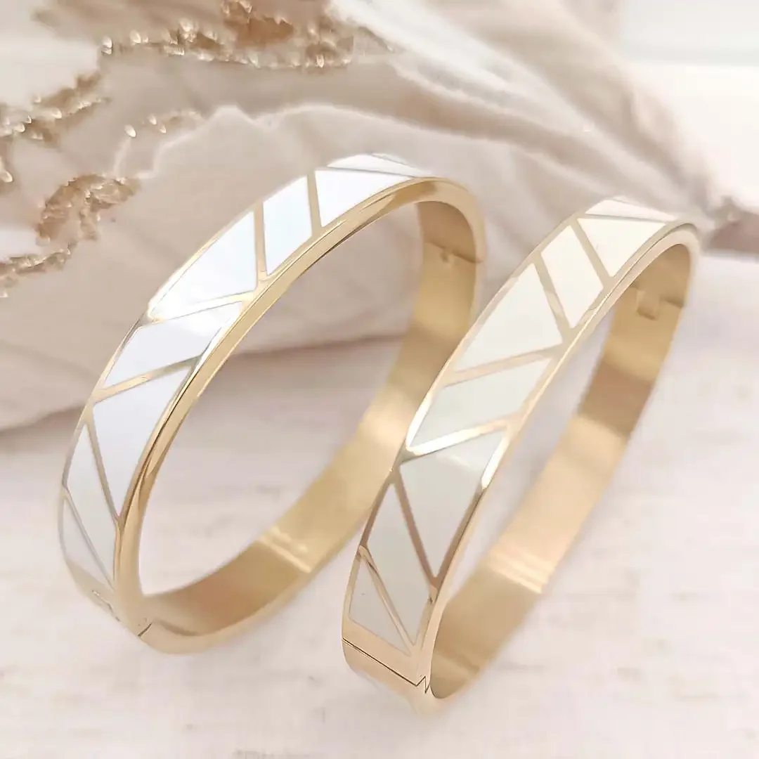 Bracelets joncs rigides en acier doré avec motifs géométriques triangles gravés dorés