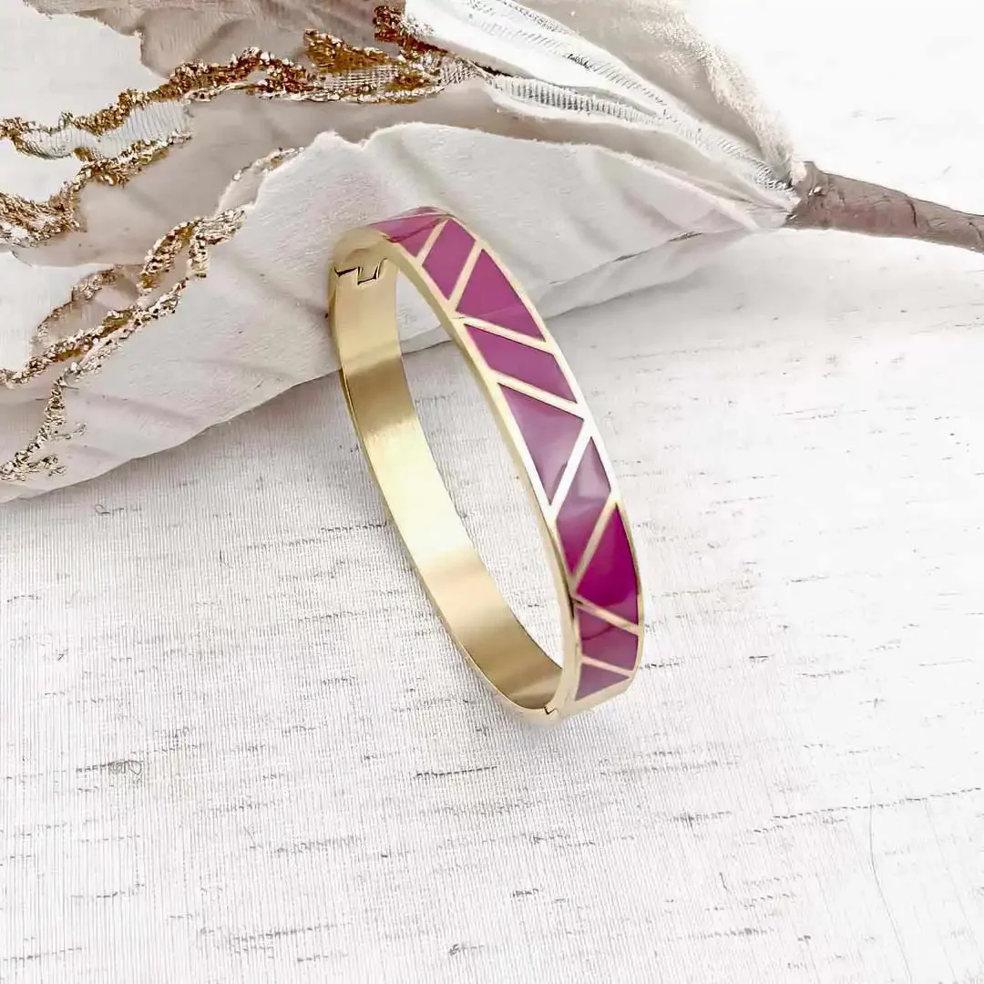 Bracelets joncs rigides en acier doré avec motifs géométriques triangles gravés dorés