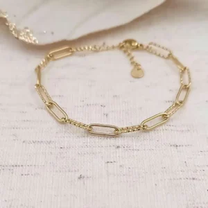 Bracelet en acier doré composé de maillons ovales dont certains sont martelés, idéal pour ajouter des charms.