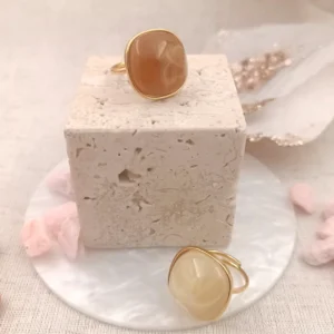 Bague ajustable en acier doré avec pierre en résine aux reflets doux