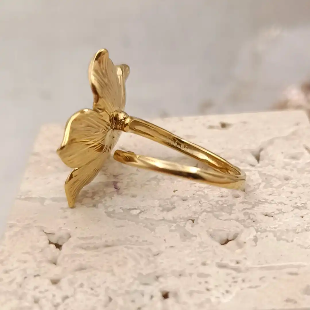 Bague ajustable en acier doré en forme de fleur, pétales avec perle blanche