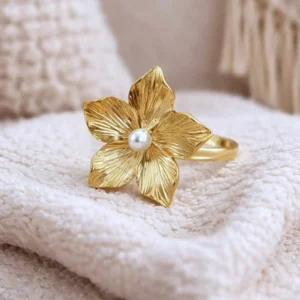 Bague ajustable en acier doré en forme de fleur avec perle blanche