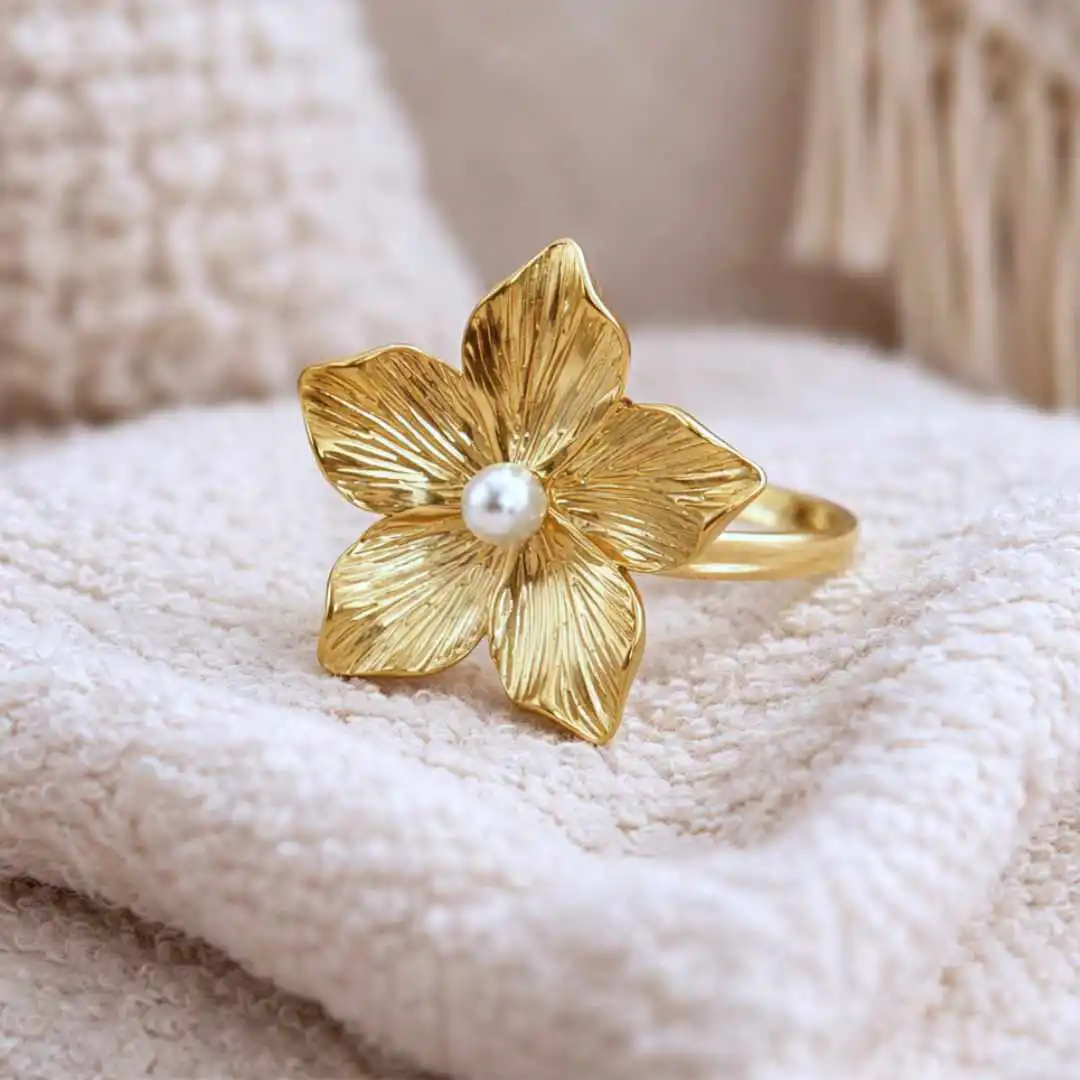 Bague ajustable en acier doré en forme de fleur avec perle blanche