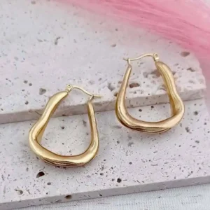 Boucles d’oreilles créoles en acier inoxydable doré brossé au design irrégulier, style moderne et très tendance